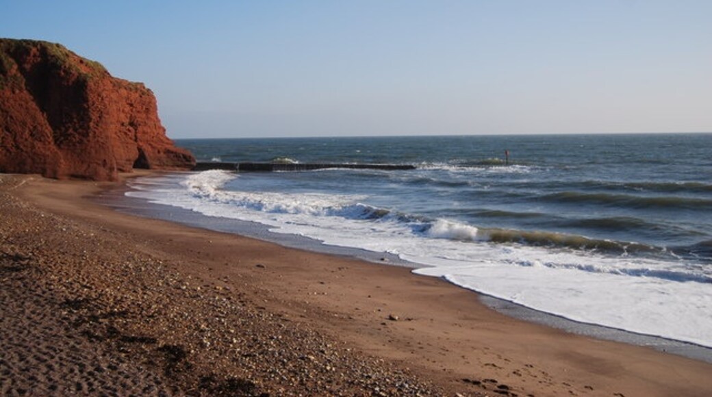 ภาพ "Red Rock Beach" โดย Nigel Chadwick (CC BY-SA) / ตัดภาพจากขนาดต้นฉบับ