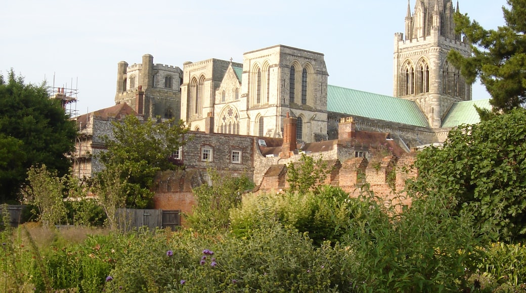 « Cathédrale de Chichester», photo de Edwardx (CC BY-SA) / rognée de l’originale