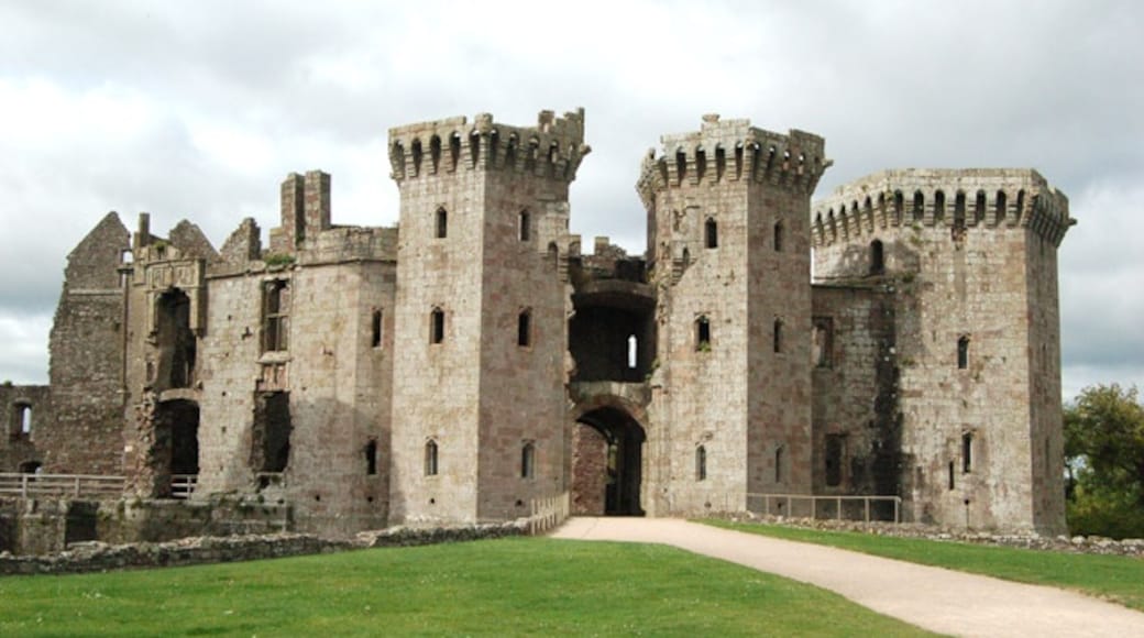 Foto „Raglan Castle“ von Andy F (CC BY-SA)/zugeschnittenes Original