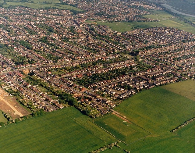 Foto "Bowers Gifford y North Benfleet" por Edward Clack (CC BY-SA) / Recortada de la original