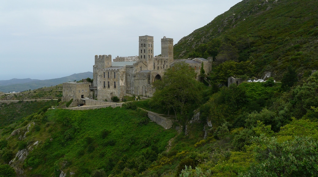 Photo "Sant Pere de Rodes Monastery" by Pere prlpz (CC BY-SA) / Cropped from original