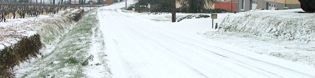 Photo "Saint Fiacre sur Maine - rue du manoir sous la neige" by Bruno Duranteau (Creative Commons Attribution 3.0) / Cropped from original