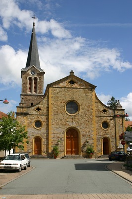 L'église de Bussières dans le département de la Loire.