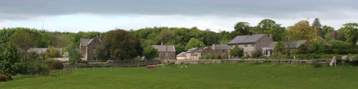 Photo "Warenford From the footpath to the east of the village." by Dave Dunford (Creative Commons Attribution-Share Alike 2.0) / Cropped from original