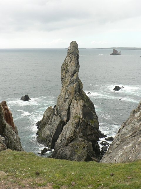 Gordi Stack. This is the stack seen edge on. From other directions it looks much wider. In the distance to the right are the Drongs - another dramatic rock formation. See 550985 for an telephoto view.