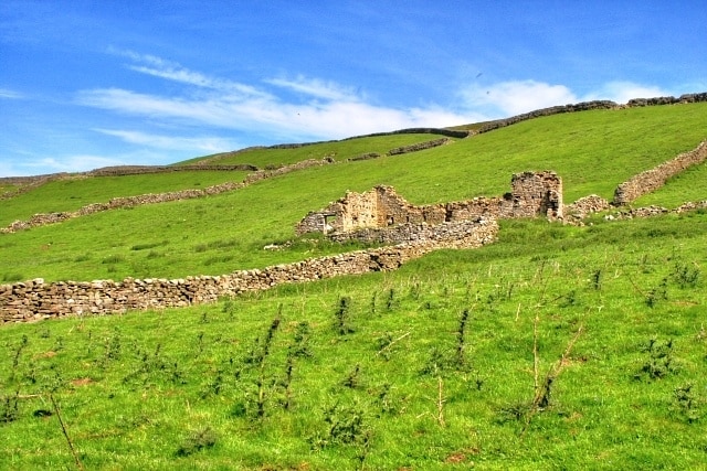 "Reeth"-foto av Mick Garratt (CC BY-SA) / Urklipp från original