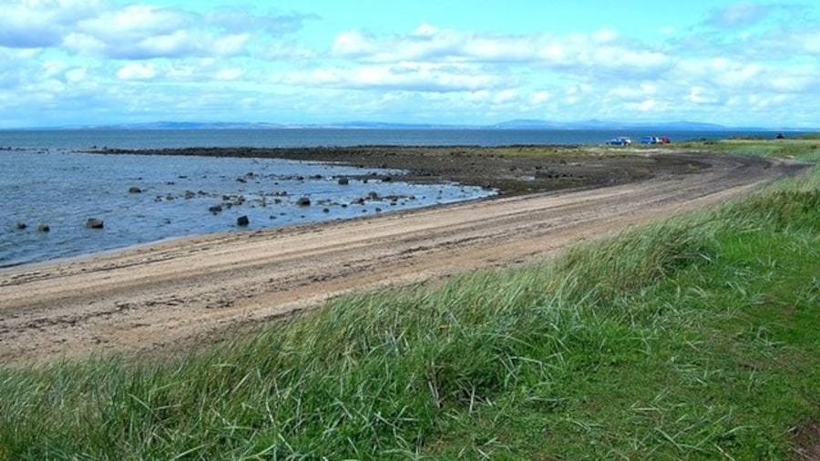 Photo "Longniddry Bents The shoreline of Gosford Bay, viewed from the car park at Longniddry Bents, looking towards Ferny Ness." by Mary and Angus Hogg (Creative Commons Attribution-Share Alike 2.0) / Cropped from original