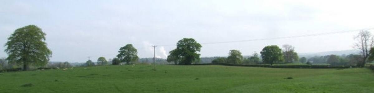 Photo "Field with steam from Chirk in the distance." by Jeff Tomlinson (Creative Commons Attribution-Share Alike 2.0) / Cropped from original