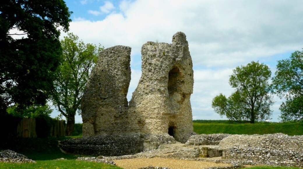 Photo "Ludgershall" by Chris Talbot (CC BY-SA) / Cropped from original