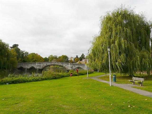 Park by the riverside. A path from the main Aylesford car park to the village centre goes through this pleasant-looking park. What you can't see is the very unpleasant pong in the air, which locals told us comes from the sewage works - see 1097322.