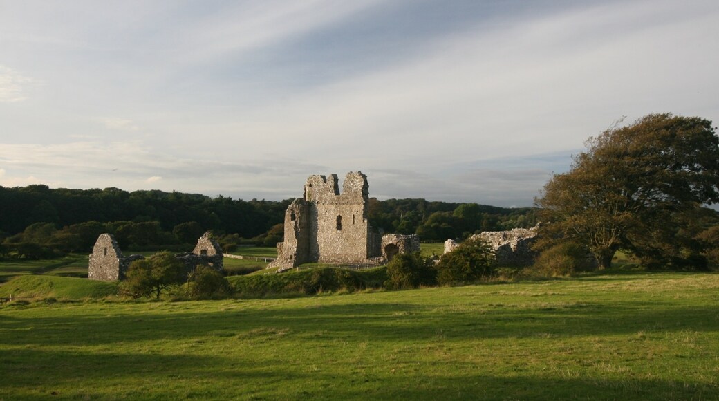 "Ogmore Castle"-foto av Ewan Topping (CC BY) / Urklipp från original