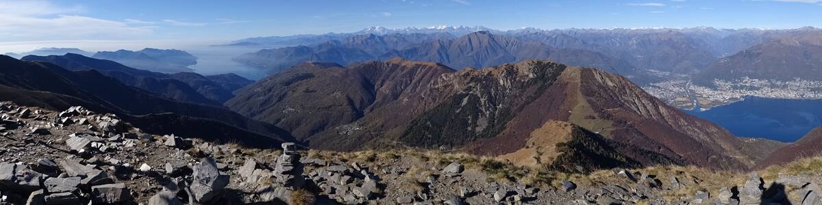 Photo "Auf dem Monte Tamaro (1960 m.ü.M.) im Schweizer Kanton Tessin. Vom Monte Tamaro hat man einen phantastischen Ausblick auf einen großen Teil des Mittleren und Südlichen Tessin. Zu sehen sind vom Gipfel aus der Lago Maggiore, der Luganer See, der Alpenhauptkamm mit dem imposanten Monte Rosa (4633 m.ü.M.) und dem Matterhorn. Nach Süden geht der Blick weit hinein nach Italien." by Uwelino (Creative Commons Attribution-Share Alike 4.0) / Cropped from original