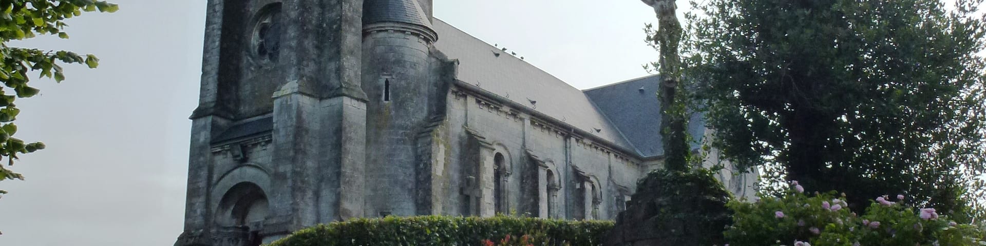 Erny-Saint-Julien (Pas-de-Calais, Fr) église Saint-Julien et croix de cimetière