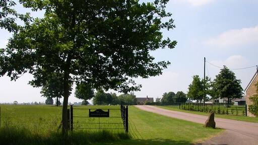 Foto „Adstone“ von Ian Rob (CC BY-SA)/zugeschnittenes Original