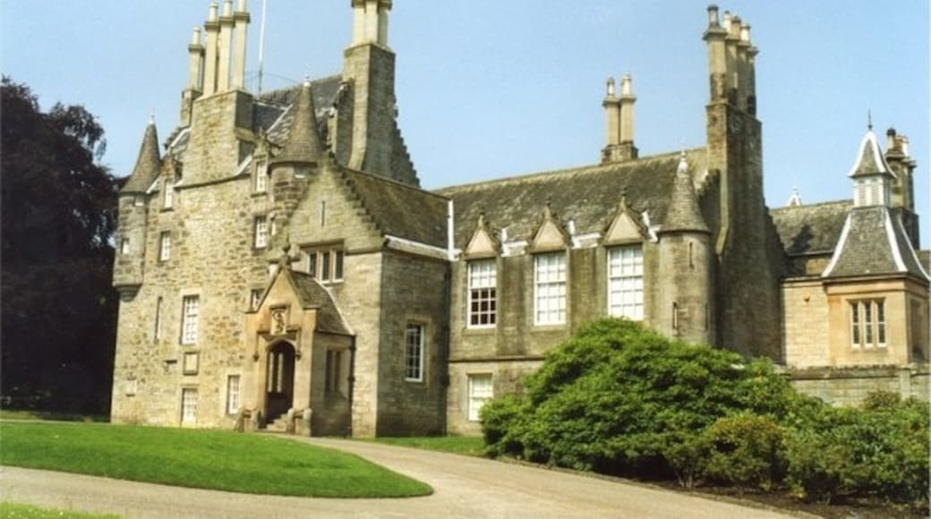 Photo "Lauriston Castle" by Tom Pennington (CC BY-SA) / Cropped from original
