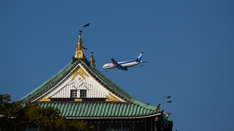 Photo "Osaka Castle & Airplane/大阪城 & ANA" by kisaragi (Creative Commons Attribution-Share Alike 3.0) / Cropped from original