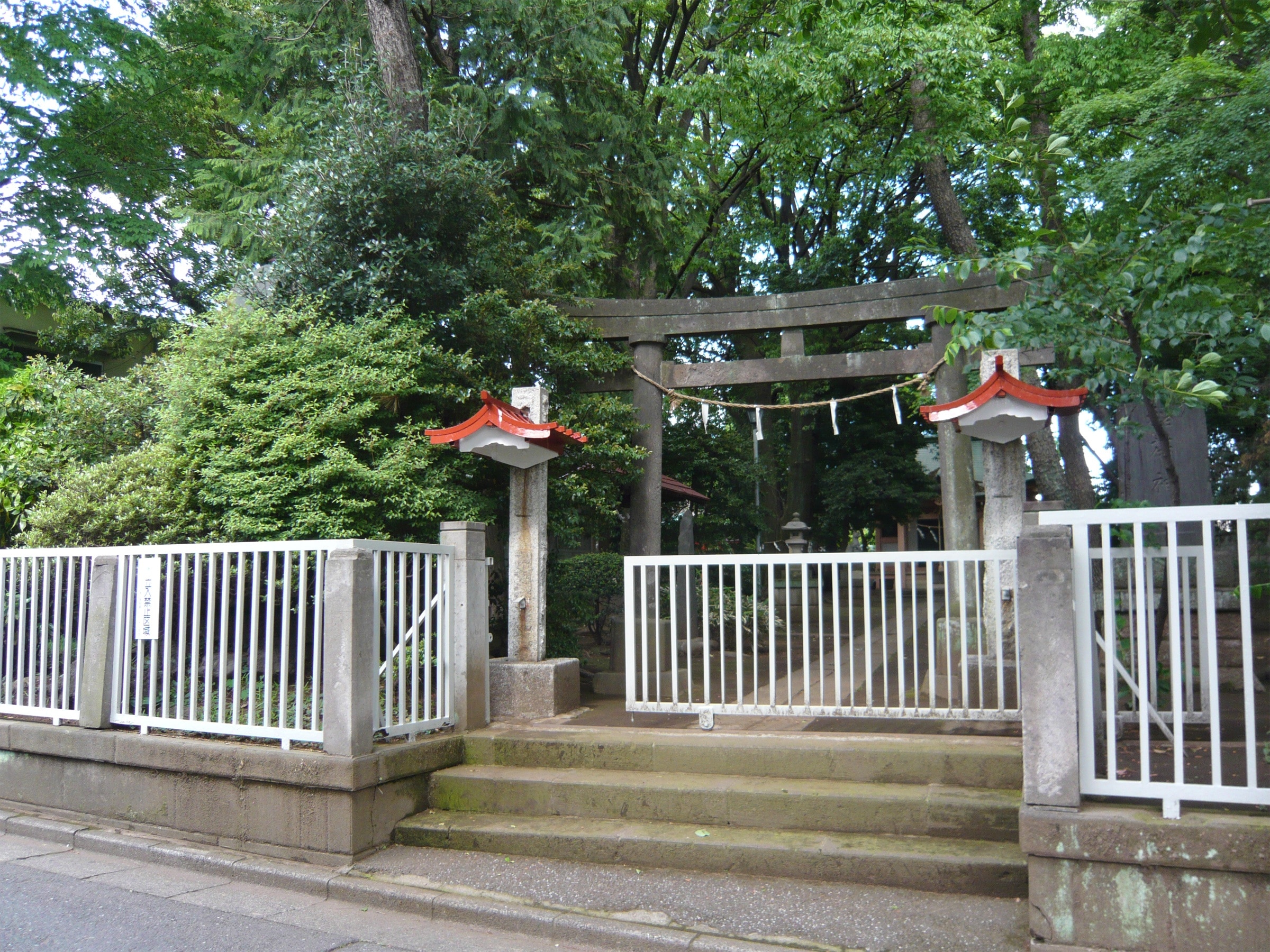 Wada Inari-jinja, - located in Shakujii-machi, near Shakujii-kōen Station South exit, Nerima ward, Tokyo, Japan.