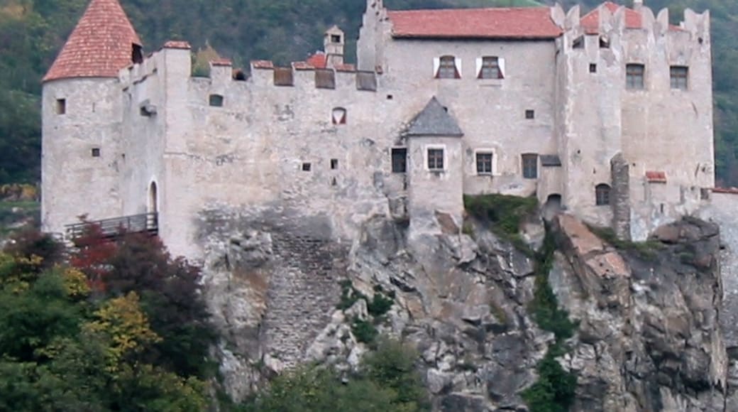 Foto „Schloss Kastelbell“ von Reame (page does not exist) (CC BY-SA)/zugeschnittenes Original