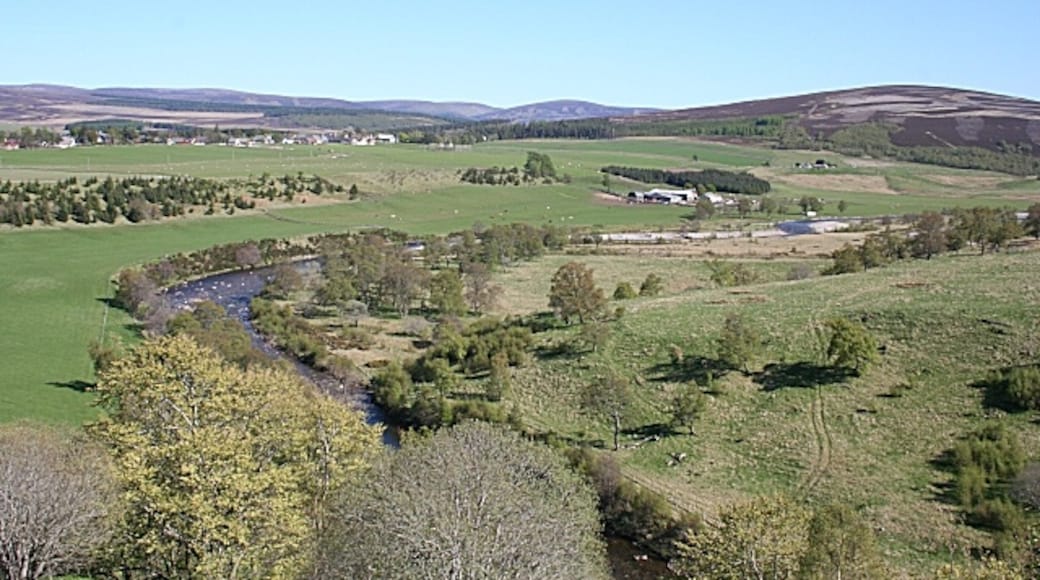 Photo "Tomintoul" by Anne Burgess (CC BY-SA) / Cropped from original