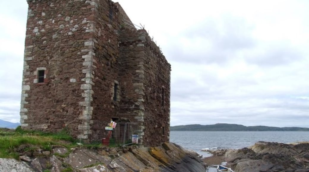 Photo "Portencross Castle" by Dave Hitchborne (CC BY-SA) / Cropped from original