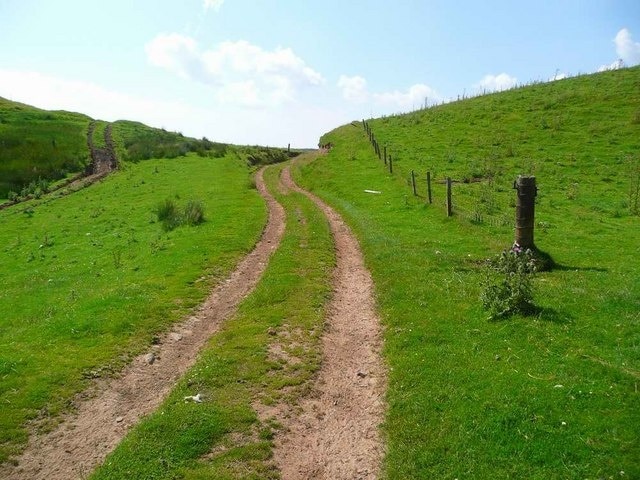 The track to the forest From Bankend farm, the mapped track is very rutted, but as soon as the forest gate is passed the track becomes an excellent forestry road.