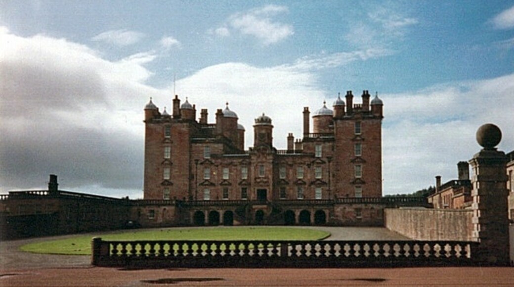 Photo "Drumlanrig Castle" by Jonathan Billinger (CC BY-SA) / Cropped from original
