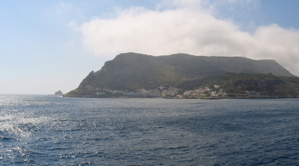 Photo "Levanzo" by NorbertNagel (CC BY-SA) / Cropped from original