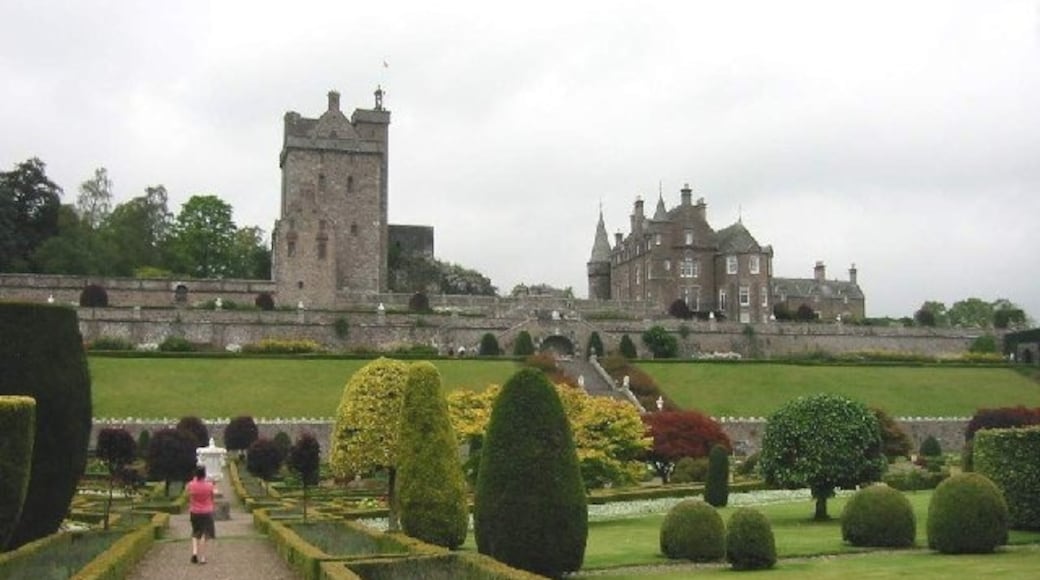 Foto „Drummond Castle Gardens“ von Roy Douglas (CC BY-SA)/zugeschnittenes Original