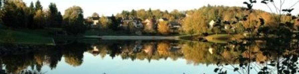 Photo "View of the french town of Meuzac, in the Haute-Vienne (Limousin) region, seen from the La Roche Lake." by Marcel Cruveillier (Creative Commons Attribution 3.0) / Cropped from original