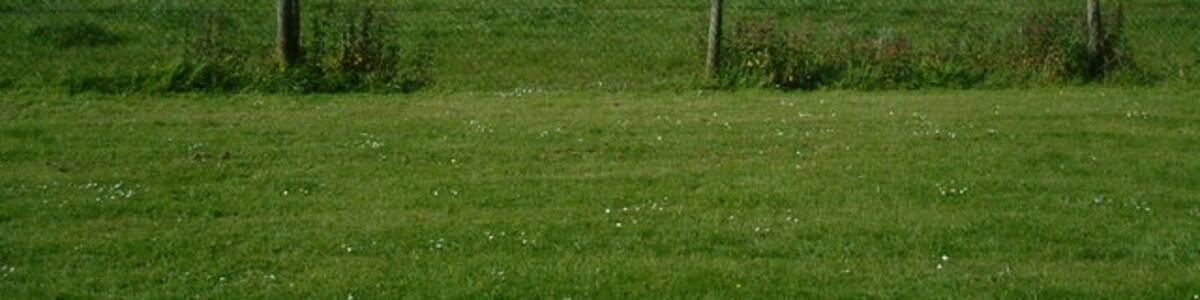 Photo "Homestead Farm. The mainland is just visible in the far distance." by Ray Stanton (Creative Commons Attribution-Share Alike 2.0) / Cropped from original