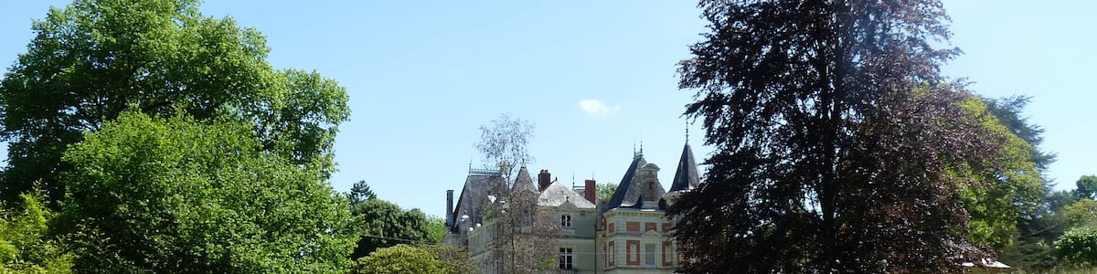 Photo "Le château de Grésillon est géré depuis les années 1950 par la communauté de l'espéranto. gresillon.org/" by stanjourdan (Creative Commons Attribution-Share Alike 2.0) / Cropped from original