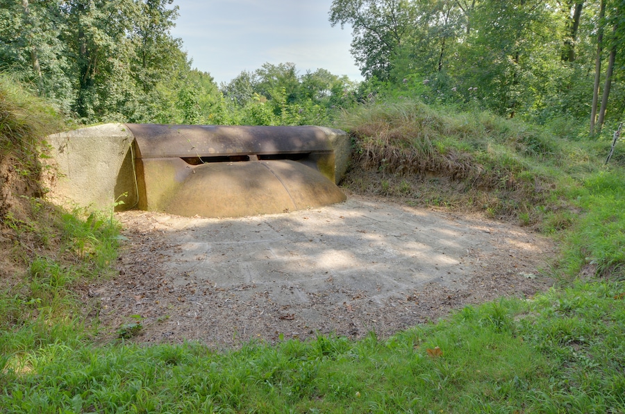 This file was uploaded with Commonist. This photograph was taken with a Nikon D300. Fort Grossherzog von Baden (Fort Frère) : observatoire cuirassé Schumann-Gruson, modèle 1887 (HDR).
