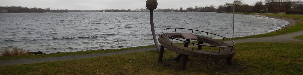 Photo "Skulptur "Vor Ort gen..." am Banter See in Wilhelmshaven" by Gerd Fahrenhorst (Creative Commons Attribution 4.0) / Cropped from original
