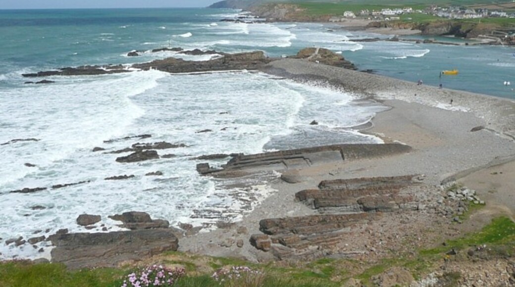 Photo "Breakwater Beach" by Humphrey Bolton (CC BY-SA) / Cropped from original