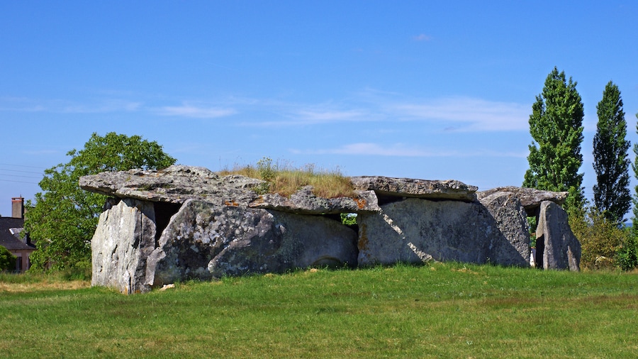Photo "Dolmen de la Magdeleine ou de la Madeleine à Gennes (Maine-et-Loire). C'est un des plus beaux dolmen par sa taille. Dimensions : 14 m sur 5,70 m hauteur moyenne sous le dalle de 2,70 m surface 80 m² Le dolmen est constitué de plusieurs dalles en grès à sabals*. Probablement de type angevin malgré l'absence de portique d'entrée côté est. Il fut réutilisé comme remise à charrettes au 19ème siècle. Les vestiges d'un four à pain dans la chambre et d'un chambranle de porte témoignent de son utilisation par la ferme voisine. Des fouilles réalisées en 1940 on permis de retrouver de nombreux ossements ainsi que des silex taillés. Grès à sabals: Les grès à sabalites sont le témoin d'un climat tropical en Anjou. Les fossiles végétaux, feuilles de palmier sabalites de l’éocène (55- 33 millions d'années) figurent dans la formation dite des «grès à sabals». Dolmen de la Madeleine or Magdeleine Gennes (Maine-et-Loire). This is one of the largest dolmen. dimensions: 14 m by 5.70 m average height of 2.70 m the slab 80 sqm The dolmen consists of several slabs of sandstone sabal *. Probably type Angevin, despite the absence of entrance portico side. It was reused as garage carts in the 19th century. The remnants of a bread oven in the room and a door jamb demonstrate its use by the neighboring farm. Excavations in 1940 is possible to find numerous bones and carved flints. Sandstone sabal: The sandstone sabalites are witnessing a tropical climate in Anjou. The Plant fossils, leaves sabalites palm of the Eocene (55-33 million years) are included in the so-called "sandstone has sabal" training." by Daniel Jolivet (Creative Commons Attribution 2.0) / Cropped from original