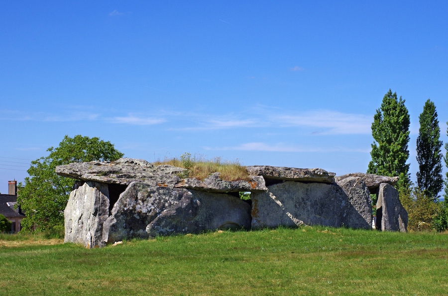 Dolmen de la Magdeleine ou de la Madeleine à Gennes (Maine-et-Loire). C'est un des plus beaux dolmen par sa taille. Dimensions : 14 m sur 5,70 m hauteur moyenne sous le dalle de 2,70 m surface 80 m² Le dolmen est constitué de plusieurs dalles en grès à sabals*. Probablement de type angevin malgré l'absence de portique d'entrée côté est. Il fut réutilisé comme remise à charrettes au 19ème siècle. Les vestiges d'un four à pain dans la chambre et d'un chambranle de porte témoignent de son utilisation par la ferme voisine. Des fouilles réalisées en 1940 on permis de retrouver de nombreux ossements ainsi que des silex taillés. Grès à sabals: Les grès à sabalites sont le témoin d'un climat tropical en Anjou. Les fossiles végétaux, feuilles de palmier sabalites de l’éocène (55- 33 millions d'années) figurent dans la formation dite des «grès à sabals». Dolmen de la Madeleine or Magdeleine Gennes (Maine-et-Loire). This is one of the largest dolmen. dimensions: 14 m by 5.70 m average height of 2.70 m the slab 80 sqm The dolmen consists of several slabs of sandstone sabal *. Probably type Angevin, despite the absence of entrance portico side. It was reused as garage carts in the 19th century. The remnants of a bread oven in the room and a door jamb demonstrate its use by the neighboring farm. Excavations in 1940 is possible to find numerous bones and carved flints. Sandstone sabal: The sandstone sabalites are witnessing a tropical climate in Anjou. The Plant fossils, leaves sabalites palm of the Eocene (55-33 million years) are included in the so-called "sandstone has sabal" training.