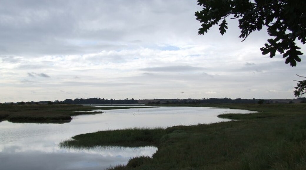 Ảnh "Làng Stratton Hall" của TREVOR NORRIS (CC BY-SA) / Cắt từ ảnh gốc