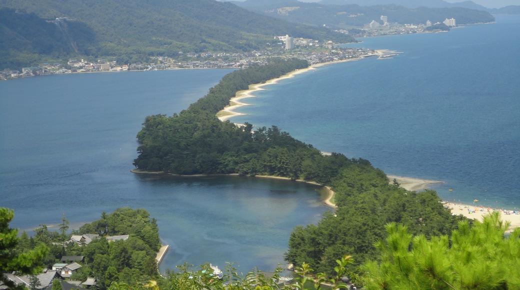 Foto "Amanohashidate View Land" oleh kanesue (CC BY) / Dipotong dari foto asli