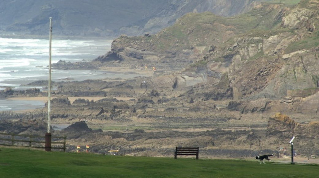 Photo "Breakwater Beach" by Pierre Terre (CC BY-SA) / Cropped from original