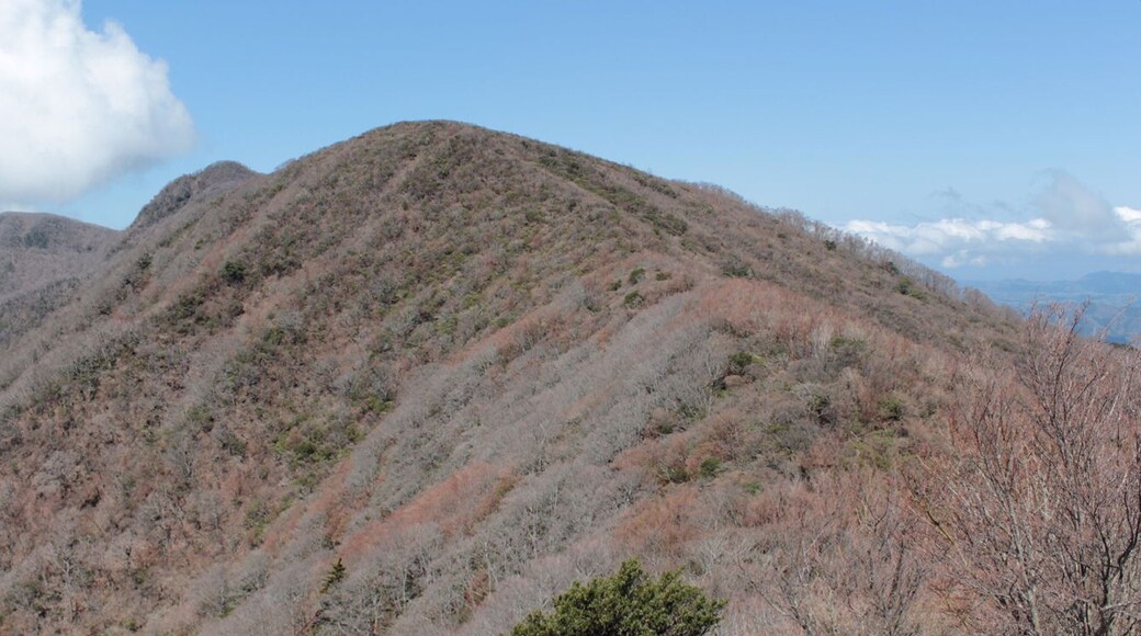 Mount Mount Amagi's Mount Banzaburō (万三郎岳) and Umasose (馬の背) viewed from the North part of Mount Banjirō (万二郎岳).