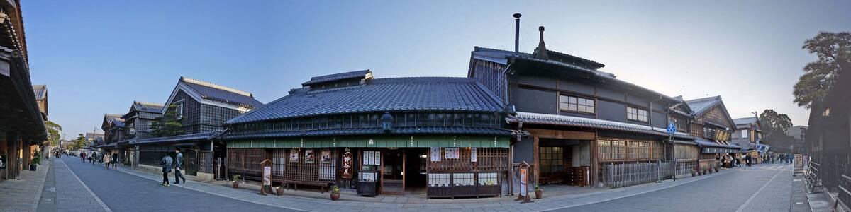 Photo "The approch to the Ise grand shrine. , 伊勢神宮 参道" by z tanuki (Creative Commons Attribution 3.0) / Cropped from original