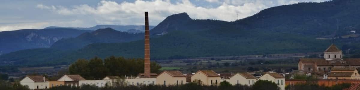 Photo "Grup d'habitatges de la fàbrica (el Pla de Santa Maria)" by MARIA ROSA FERRE ✿ (Creative Commons Attribution-Share Alike 2.0) / Cropped from original