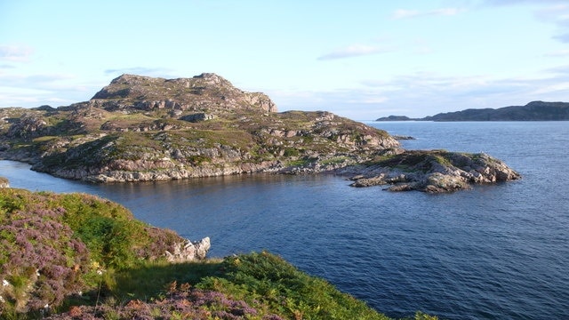 Eilean Tigh Separated from the North end of Raasay by a narrow channel which can be easily crossed at low tide. This channel is a fine place to watch for otters and they obliged again on this trip.