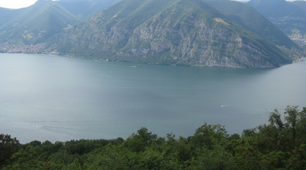 Photo "Iseo" by Enrico Lopopolo (CC BY) / Cropped from original