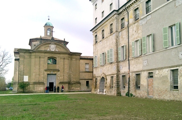 Chiesa attigua al palazzo dedicata a San Giacomo Apostolo (1750).