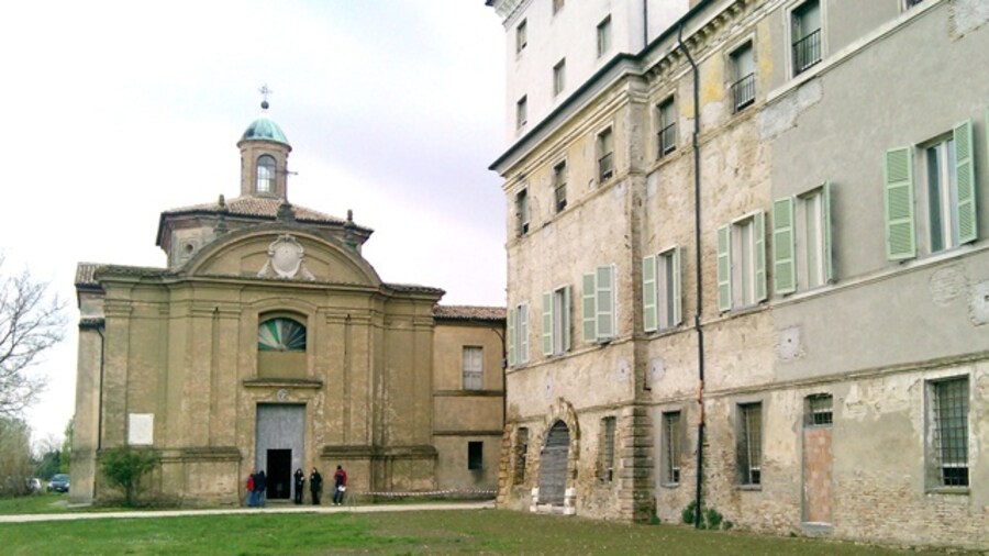 Photo "Chiesa attigua al palazzo dedicata a San Giacomo Apostolo (1750)." by Nicola Cardinali (Creative Commons Attribution 3.0) / Cropped from original