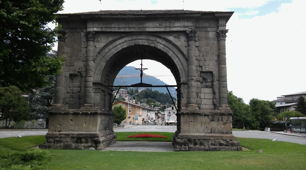 Photo "Arch of Augustus" by Rocco1807 (page does not exist) (CC BY-SA) / Cropped from original