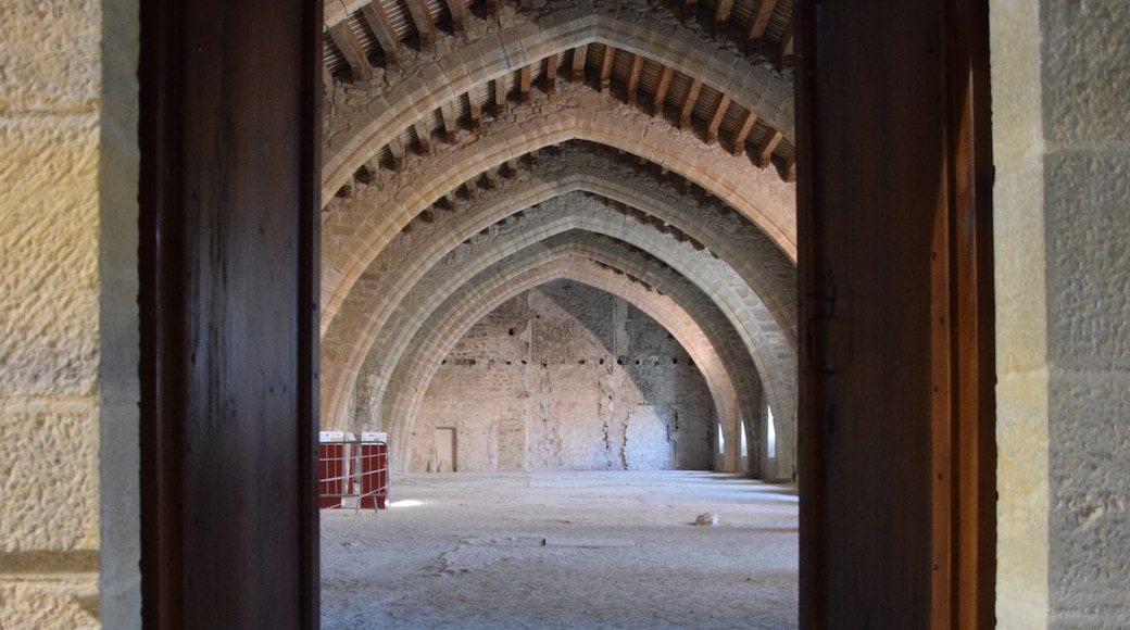 « Abbaye de Lagrasse», photo de Tournasol7 (CC BY-SA) / rognée de l’originale