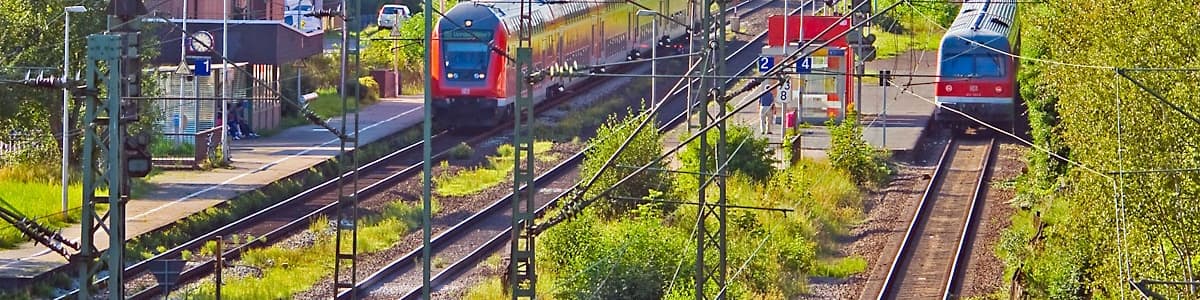 Photo "Der Bahnhof Langwedel hat drei Gleise für den Personenverkehr. Die Gleise 1 und 2 sind die Hauptgleise der Bahnstrecke Hannover–Bremen, Gleis 4 ist das Hauptgleis der Strecke Uelzen–Langwedel. Auf Gleis 4 hält die Regionalbahn (RB) 24284 Uelzen–Bremen Hbf. Eingesetzt wird ein Triebwagen der DB-Baureihe 614, der im Betriebshof Braunschweig beheimatet ist. Auf Gleis 1 fährt die RB 24547 Bremen-Vegesack–Verden (Aller) ein. Die aus Doppelstockwagen zusammengestellten Wendezüge werden mit Lokomotiven der DB-Baureihe 111 bespannt." by Torsten Bätge (Creative Commons Attribution-Share Alike 3.0) / Cropped from original