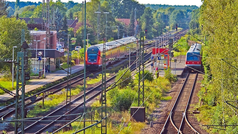Photo "Der Bahnhof Langwedel hat drei Gleise für den Personenverkehr. Die Gleise 1 und 2 sind die Hauptgleise der Bahnstrecke Hannover–Bremen, Gleis 4 ist das Hauptgleis der Strecke Uelzen–Langwedel. Auf Gleis 4 hält die Regionalbahn (RB) 24284 Uelzen–Bremen Hbf. Eingesetzt wird ein Triebwagen der DB-Baureihe 614, der im Betriebshof Braunschweig beheimatet ist. Auf Gleis 1 fährt die RB 24547 Bremen-Vegesack–Verden (Aller) ein. Die aus Doppelstockwagen zusammengestellten Wendezüge werden mit Lokomotiven der DB-Baureihe 111 bespannt." by Torsten Bätge (Creative Commons Attribution-Share Alike 3.0) / Cropped from original
